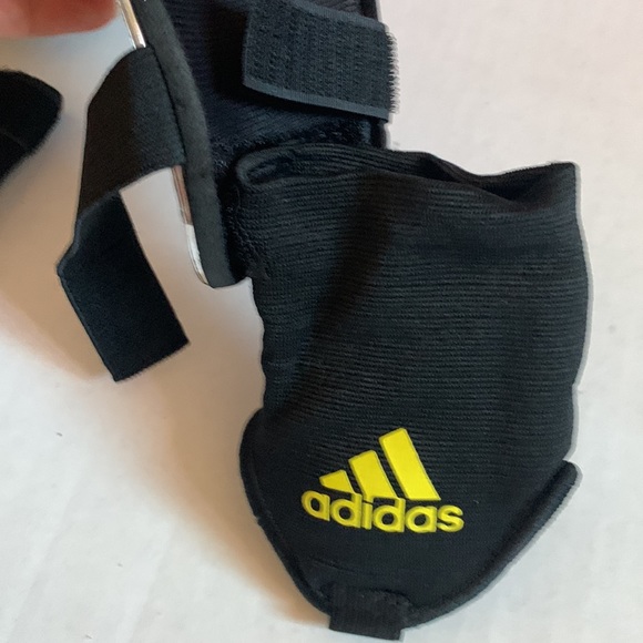 NEW ADIDAS performance Predator Replique DS Shin Guard Silver Gold Large - Picture 10 of 11